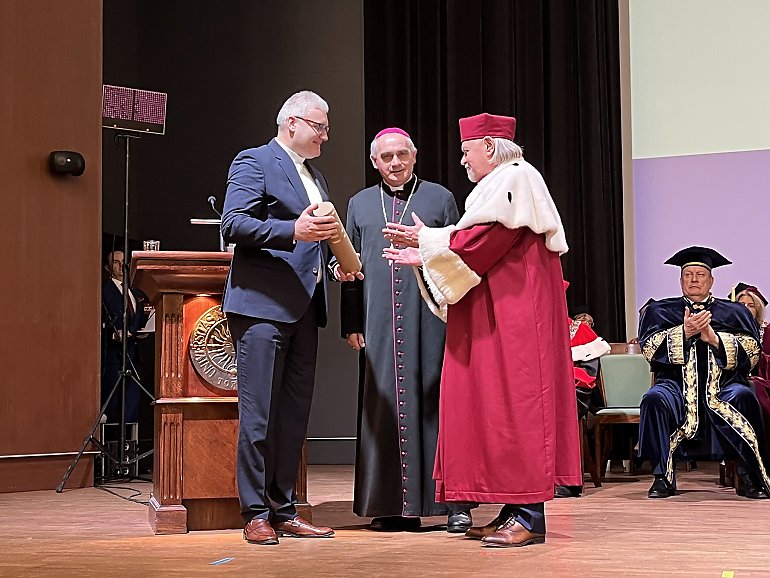 Etyka w cyfrowym świecie: ks. dr Paweł Kaszuba laureatem Międzynarodowej Nagrody 