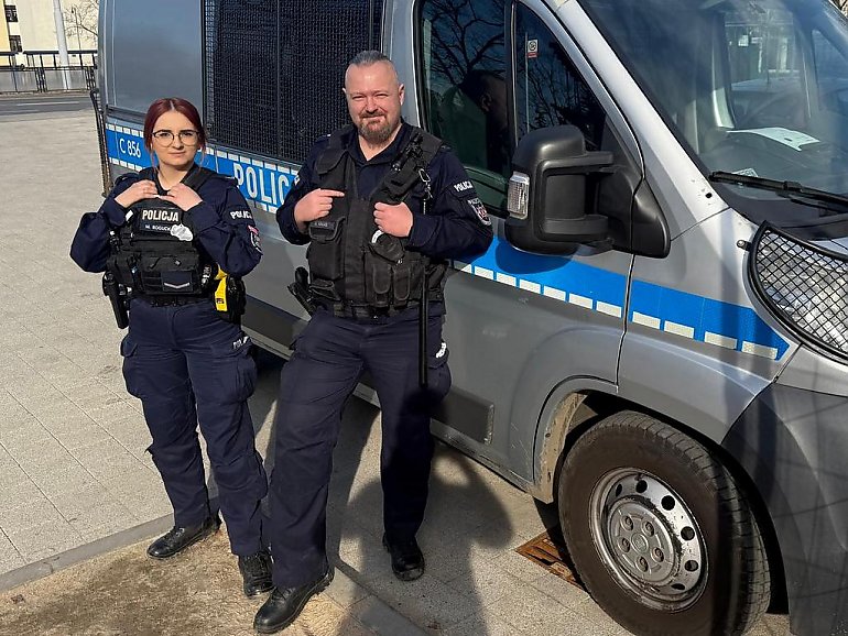 Szybka reakcja policjantów uratowała staruszkę po groźnym upadku [WIDEO]