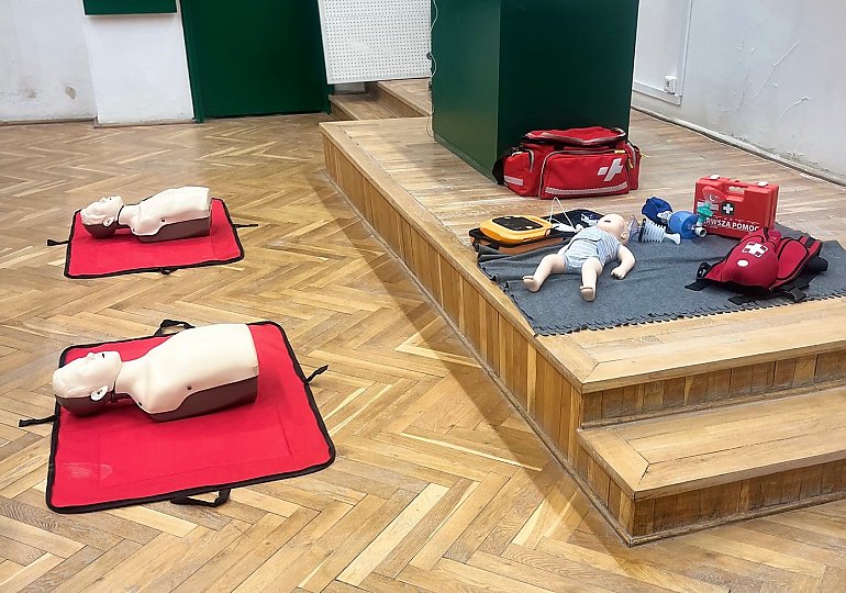 Politechnika Bydgoska stawia na bezpieczeństwo. Nowe szkolenia i sprzęt ratujący życie