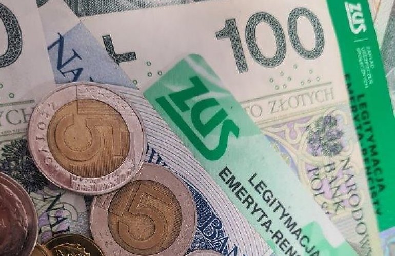 Rodzina zatrzymała emeryturę po zmarłym. Czy ZUS może się o nią upomnieć?
