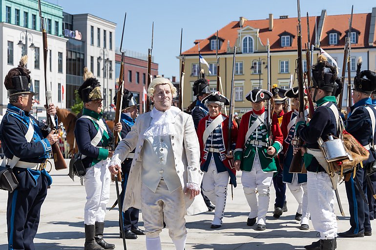 Tłumy na Starym Rynku! Król, husaria i biało-czerwone morze flag