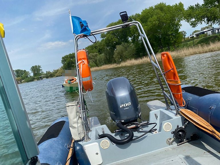 Majówka z adrenaliną na Gople! Policja kontrolowała łodzie, jeden sternik ukarany, turyści na holu [ZDJĘCIA]