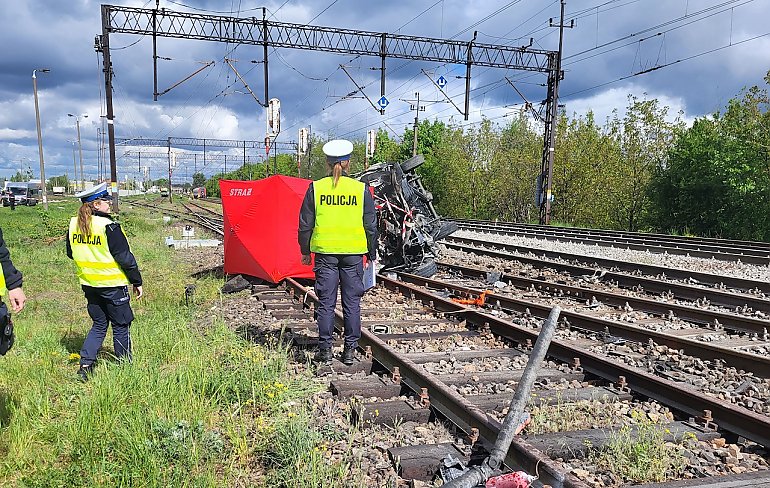 Mercedes starł się z pociągiem i stanął w ogniu! Kierowca zginął na miejscu! [ALEKSANDRÓW KUJAWSKI]