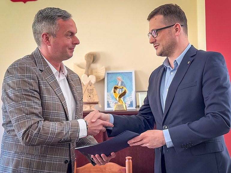 Alarm w Janikowie! Rząd wkracza do akcji – żłobek za miliony i walka o przetrwanie zakładu Qemetica!