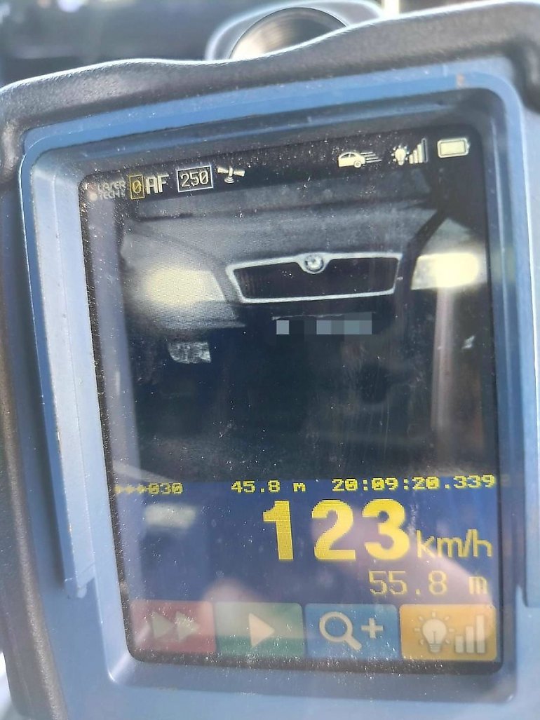 Nie uczy się na błędach! Jechał 123 km/h w terenie zabudowanym – zapłaci 4000 zł i stracił prawie wszystkie punkty
