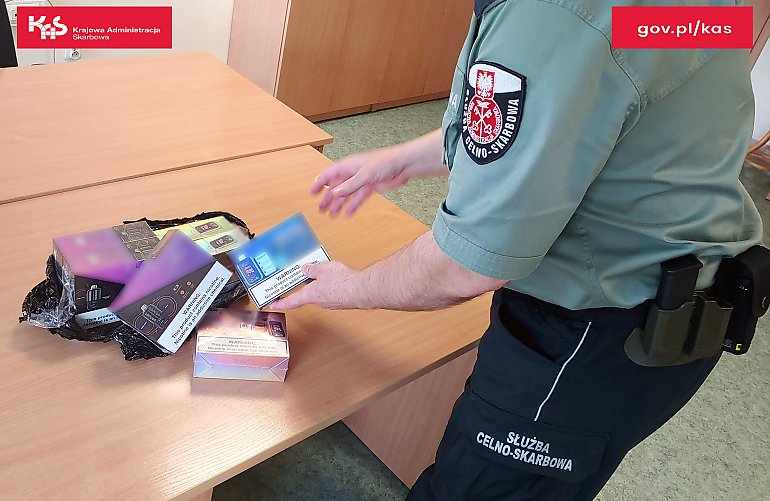 Paczki pełne nielegalnych e-papierosów i tytoniu przechwycone pod Bydgoszczą! KAS uderza ponownie!