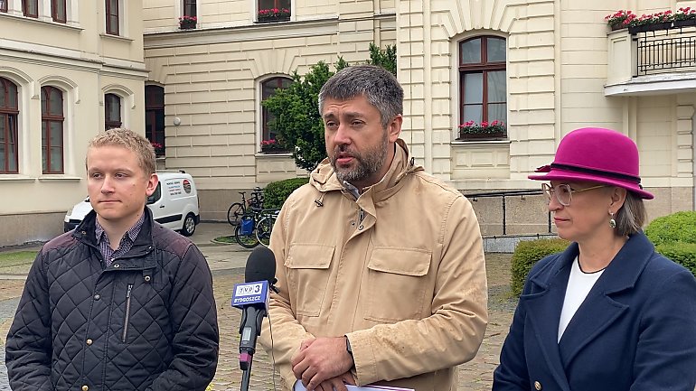 „Trzaskowski nieodpowiedzialny wobec Bydgoszczy” – mocne słowa na konferencji prawicy