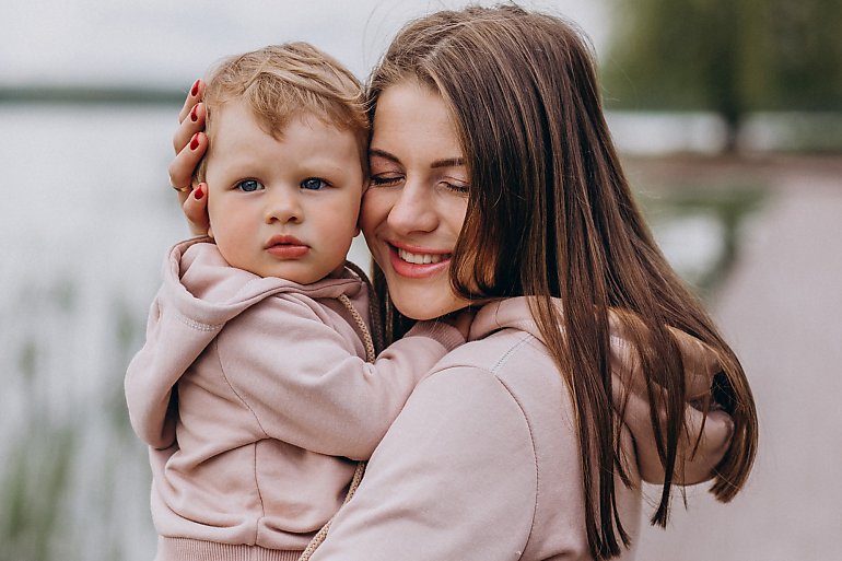 Nie tylko kwiaty i czekoladki! ZUS rozdaje tysiące złotych mamom – sprawdź, czy też się kwalifikujesz!