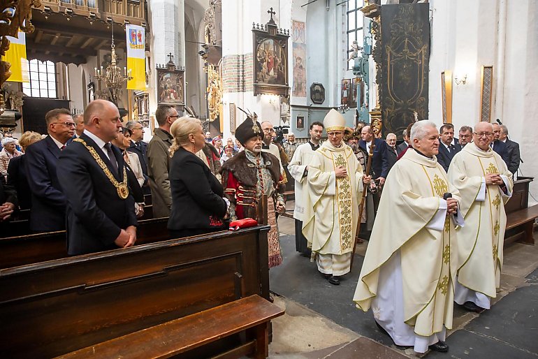 Tak świętuje województwo! Uroczysta sesja, medale, papieski dąb i wyjątkowi goście – zobacz, kto błyszczał!