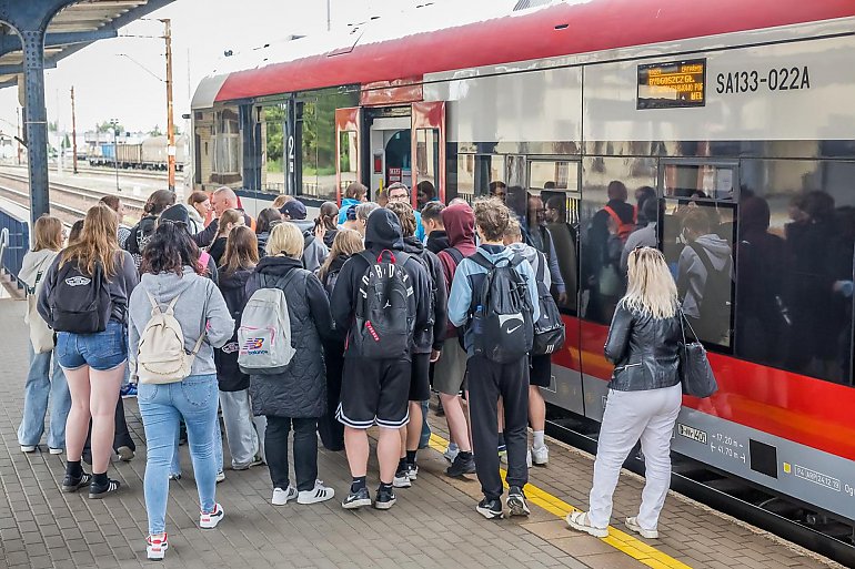 BYDGOSZCZANIE RUSZYLI NA HEL! Nowy pociąg „Latarnik” już na torach – sprawdź, gdzie dojedziesz za jednym razem!