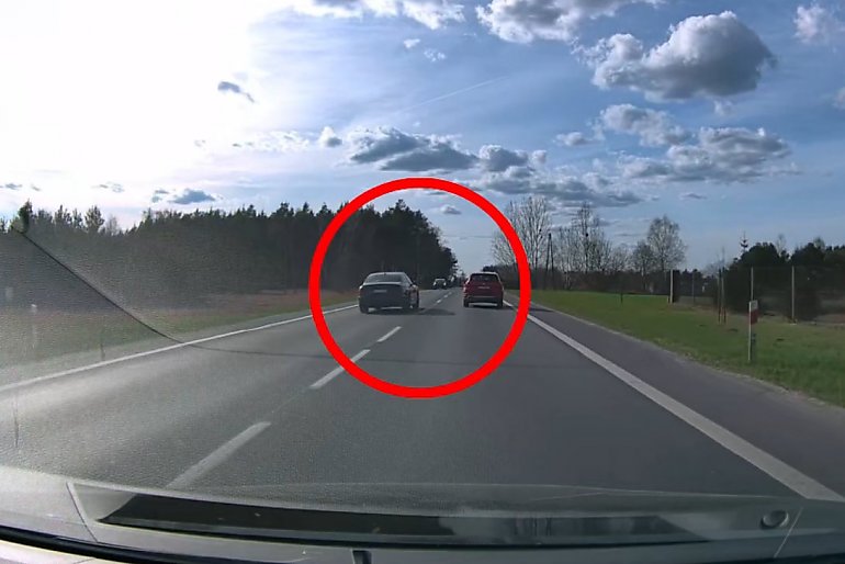 O włos od tragedii! Kierowca Audi S8 wyprzedzał na trzeciego w Złejwsi Wielkiej – wszystko nagrała kamerka!