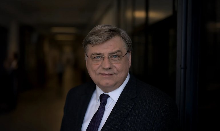 Zapłacisz za bagaż podręczny? Eurodeputowany z Bydgoszczy grzmi: NIE dla linii lotniczych i opóźnień bez kary!