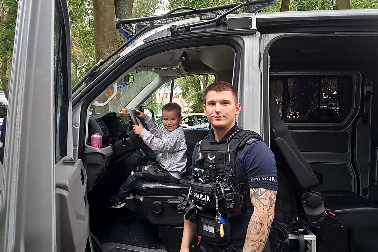 Dzieci jeździły radiowozami, psy tropiły narkotyki, a Polfin rozdawał słodycze