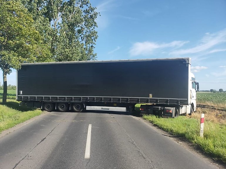 Zawracał tirem „na spontanie”. Sparaliżował całą drogę wojewódzką! Policja i straż musiały interweniować
