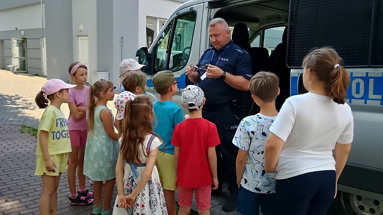 Radiowóz, kajdanki i ważne rady! Policjanci odwiedzili półkolonie w centrum Bydgoszczy