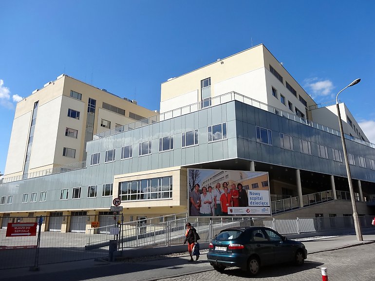 Szok przy Szpitalu Dziecięcym w Bydgoszczy! Rodzice zdenerwowani — brak miejsc do parkowania