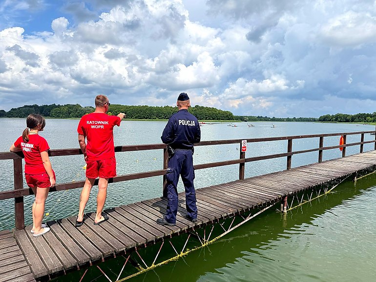 Nie tylko mandaty! Policjanci i ratownicy ruszyli nad jeziora – sprawdzają, jak wypoczywasz