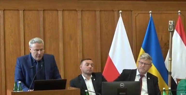 Flaga Ukrainy w sali sejmiku? Urząd odrzuca wniosek o usunięcie!
