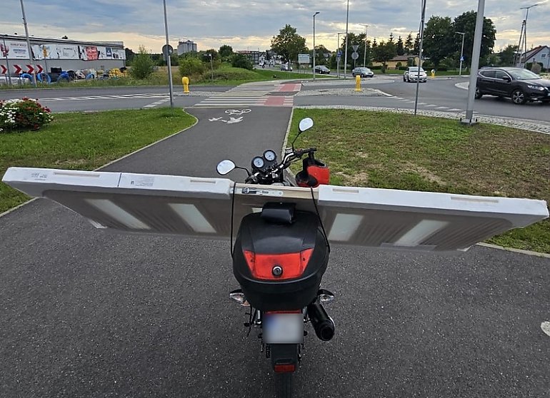 Przewoził drzwi na skuterze! Policja zatrzymała nietypowego kierowcę w Świeciu
