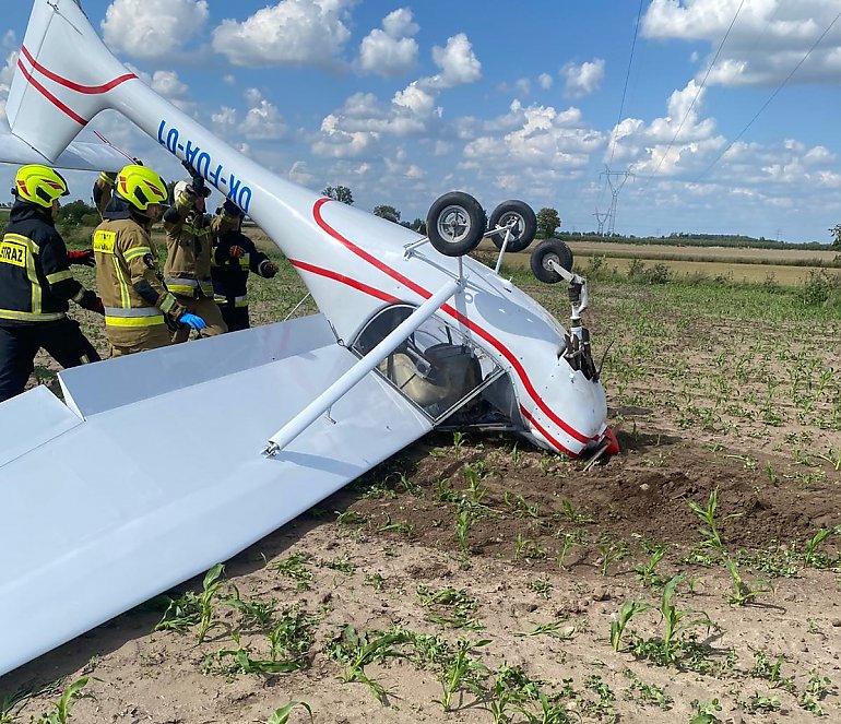 Awionetka runęła na pole! 79-letni pilot cudem uniknął tragedii