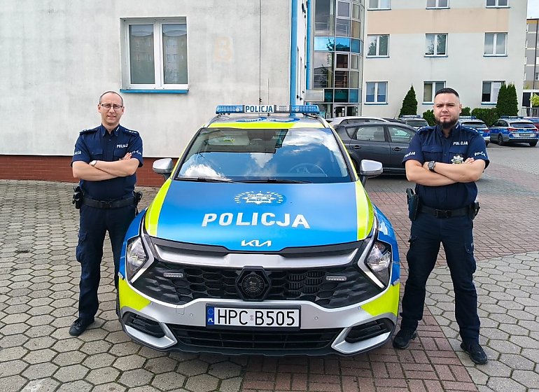 Dramatyczne chwile na moście w Gorzeniu. 44-latek chciał skoczyć, policjanci uratowali go w ostatniej sekundzie
