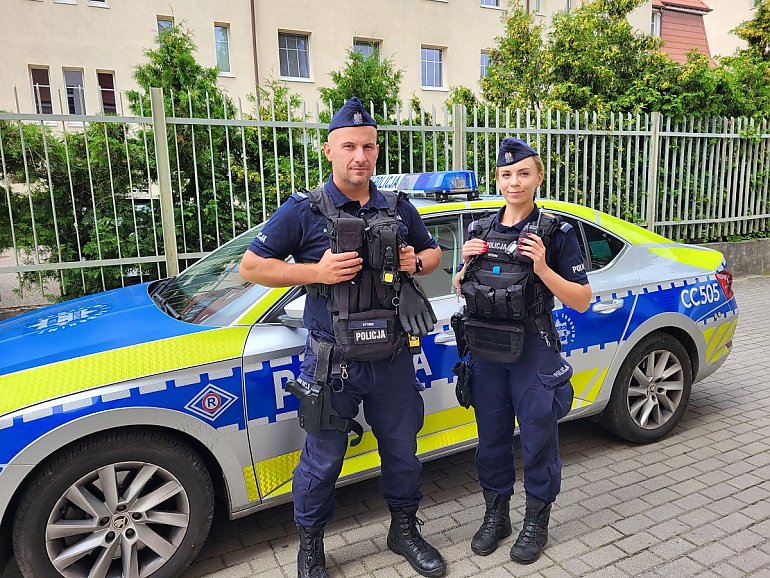 Dramat w lesie. Policjanci w ostatniej chwili uratowali życie 55-latkowi
