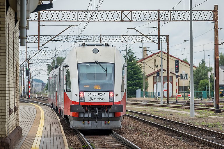 „Latarnik”, „Borsuk” i „Rybitwa” wożą tłumy – wakacyjne pociągi z Bydgoszczy biją rekordy