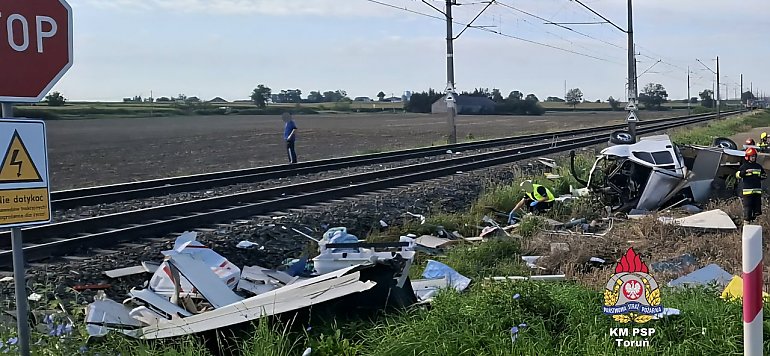 Poranny dramat pod Toruniem: kamper staranowany przez pociąg!