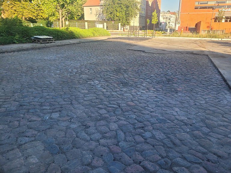 Historyczny plac odsłania bruk sprzed wieków. Co dalej z Placem Solnym?