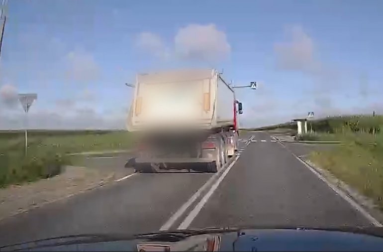 Szokujący manewr ciężarówki w powiecie nakielskim. Kierowca mógł doprowadzić do tragedii