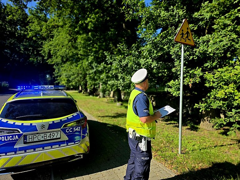 Kujawsko-pomorscy policjanci monitorują bezpieczeństwo przy szkołach: problemy w oznakowaniu dróg