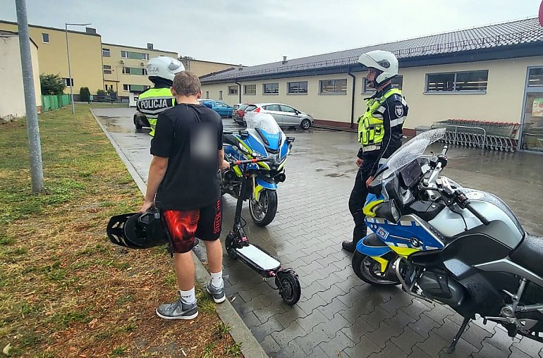 Nastolatek na hulajnodze z wizytą w sądzie. Jakie przepisy złamał?