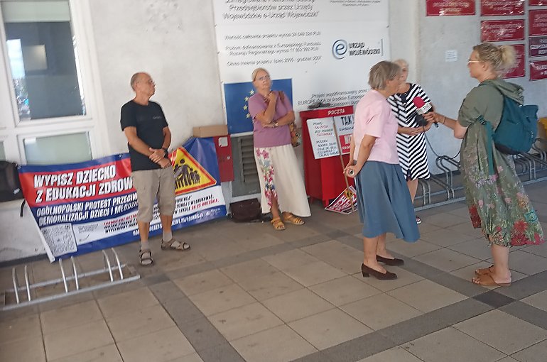 Protesty w sprawie nowego przedmiotu w szkołach. Rodzice pod kuratorium