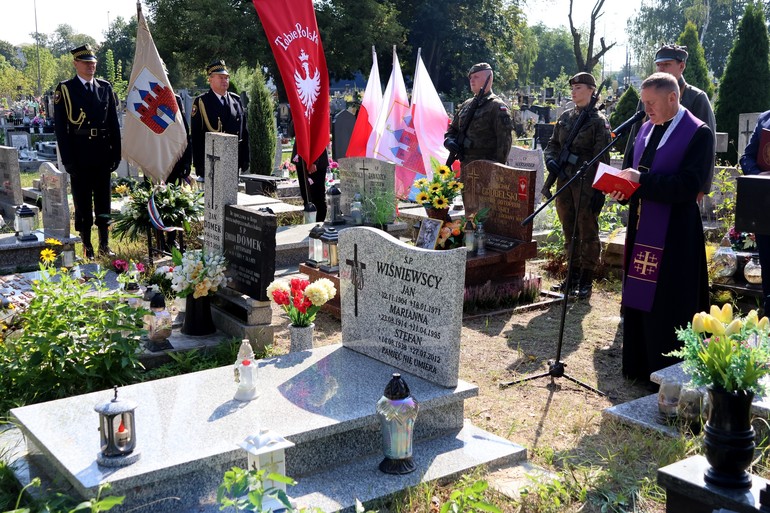 Bydgoszcz uhonorowała bohatera: Grób dr. Michała Grobelskiego zyskał symbol „Tobie Polsko”