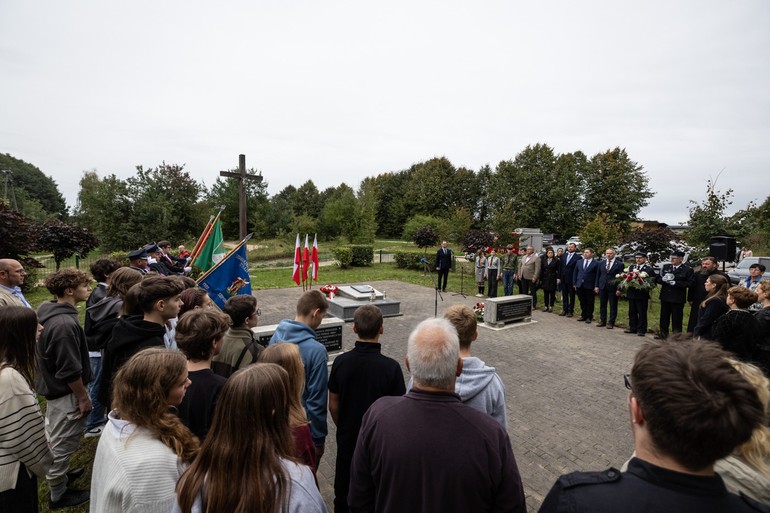 Upamiętnienie ofiar niemieckiej zbrodni w Borównie: refleksja nad tragiczną przeszłością