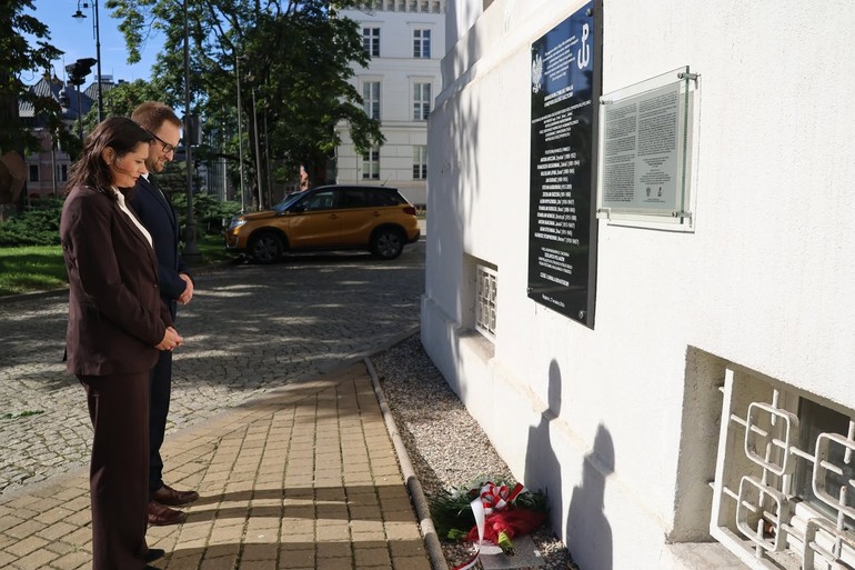Pamięć o bohaterach Polskiego Państwa Podziemnego w Bydgoszczy – kto złożył kwiaty pod tablicą?