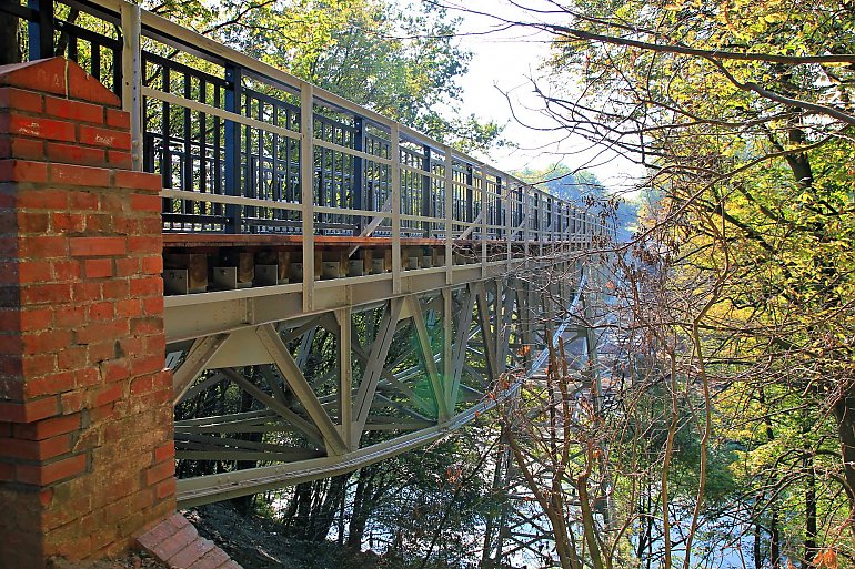 Most kolejki wąskotorowej w Koronowie zagrożony. Erozja podmywa jeden z najcenniejszych zabytków techniki w regionie