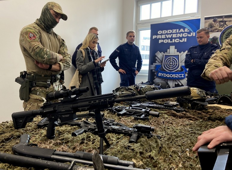 Przyszli policjanci tłumnie odwiedzili bydgoską komendę - co ich zainteresowało?