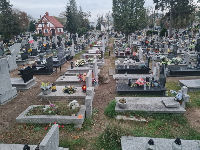 Sprawdź jak dojedziesz na cmentarze w Bydgoszczy