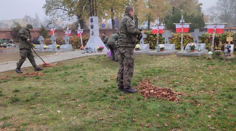 Bydgoscy Patrioci sprzątają cmentarz przed Świętem Niepodległości!