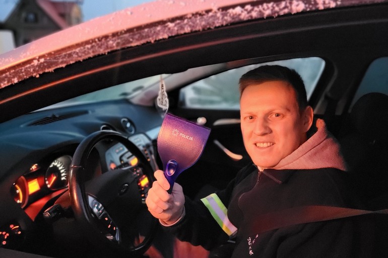 Policjanci ze Świecia rozdają zimowe prezenty kierowcom!