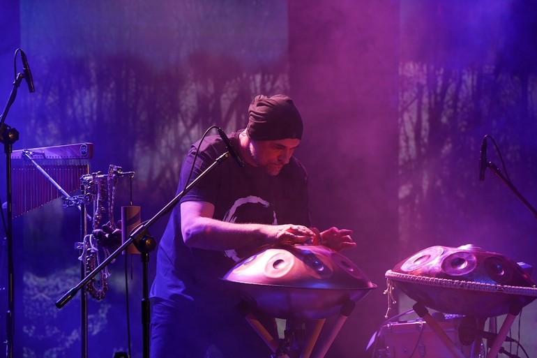 Czy kosmiczne dźwięki mogą zrelaksować? Odkryj koncert handpanów w Bydgoszczy!