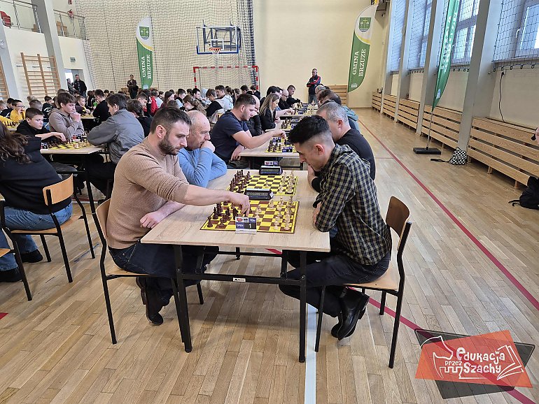 Szachowe zmagania w Ugoszczu: emocje, nagrody i słodkości!