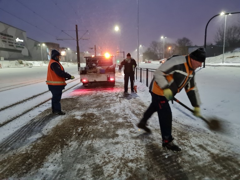 Bydgoszcz wciąż w lodzie – solarki w akcji, ale tylko na głównych ulicach!
