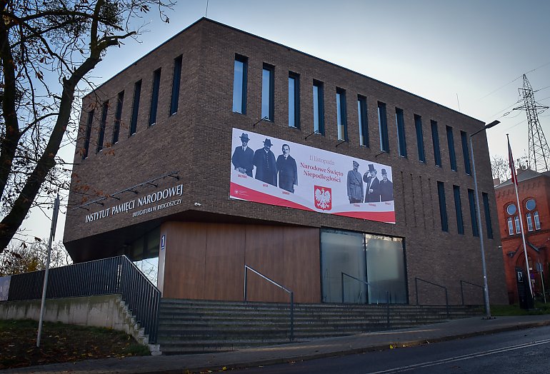 Ojcowie Niepodległości na bydgoskiej scenie: fascynująca lekcja historii na fasadzie IPN!