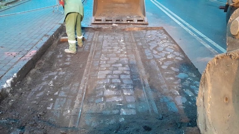 Niezwykłe odkrycie na ul. Kordeckiego: stare tory tramwajowe ujrzały światło dzienne!