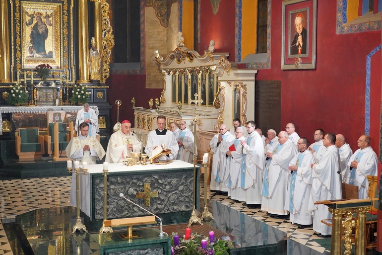 Biskup Włodarczyk: „Jesteśmy jakby na wojnie”