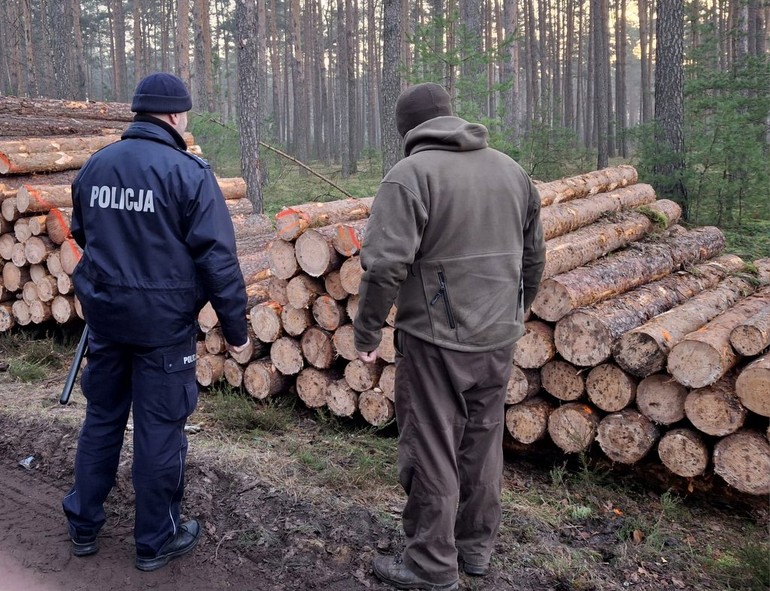 Fordoński dzielnicowy walczy o czysty las – razem ze Strażą Leśną!
