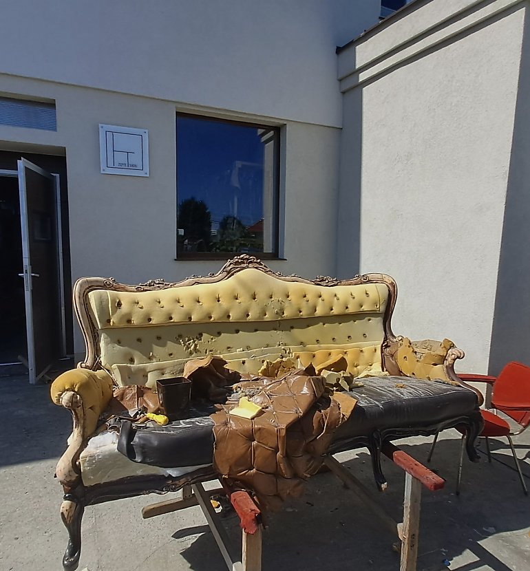 Tam, gdzie meble dostają drugie życie. Opowieść z zakładu rzemieślniczego w Białych Błotach