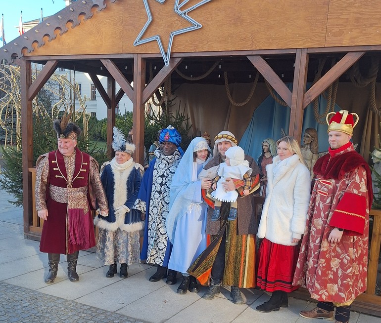 Orszak Trzech Króli w Bydgoszczy: Konie, szczudlarze i 8 tysięcy koron